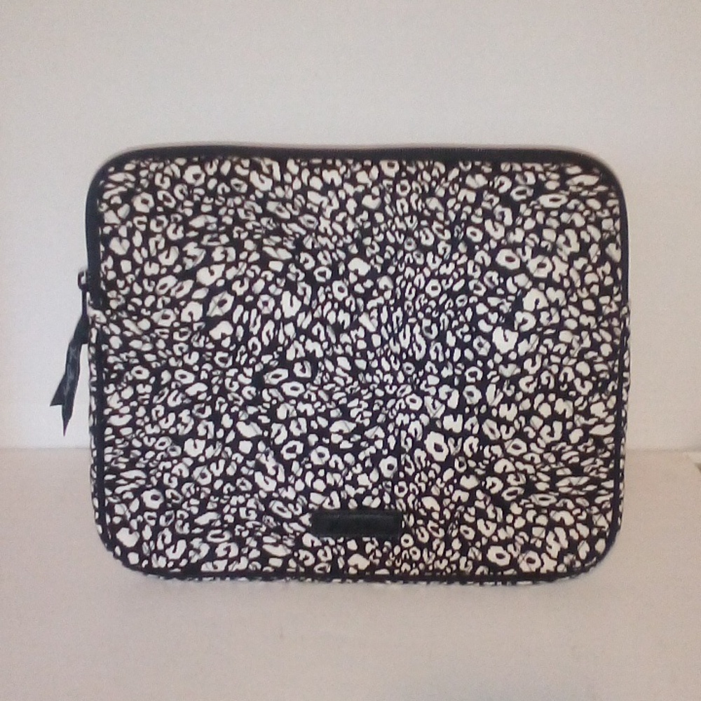 VERA BRADLEY 10.5" BY 9" IPAD /TABLET PADDED ZIPPERED CASE
